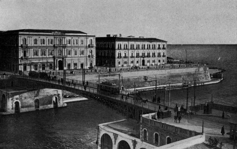 Taranto, Corso due Mari, Kääntösilta (b/w kuva) tekijältä Italian Photographer