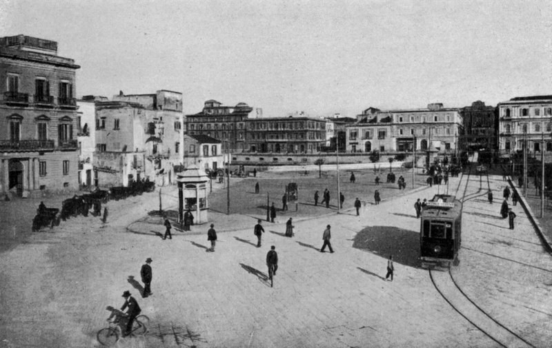 Taranto, Piazza Castello, Ota kääntösilta (valkoinen kuva) tekijältä Italian Photographer