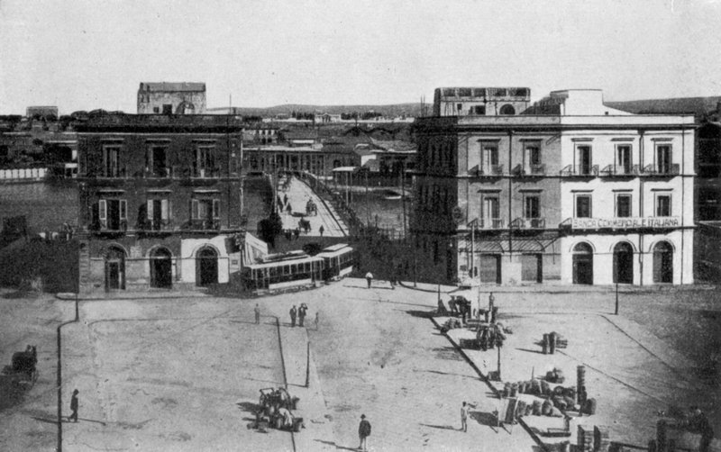 Taranto, Piazza Fontana, Napolin silta (b/w kuva) tekijältä Italian Photographer