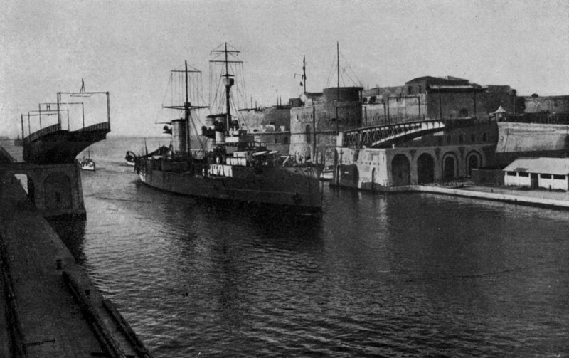 Taranto, Ponte Girevole, R-laivojen kulku (valkoinen kuva) tekijältä Italian Photographer