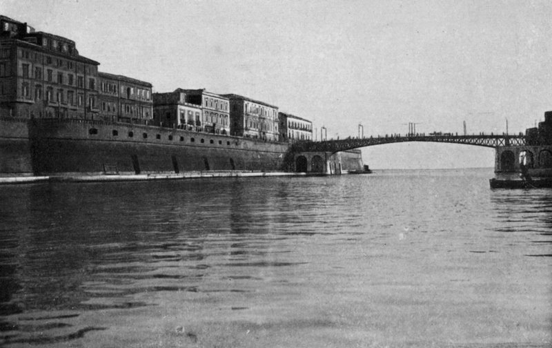 Taranto, Suljettu kääntösilta (b/w kuva) tekijältä Italian Photographer