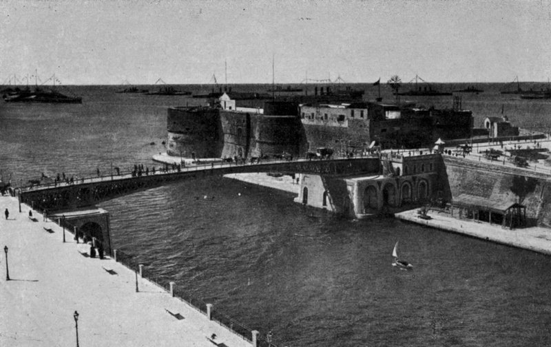 Taranto, suljettu kääntösilta, laivastojoukot kokoontuivat gran pavesen kanssa mar grandessa (b / w kuva) tekijältä Italian Photographer