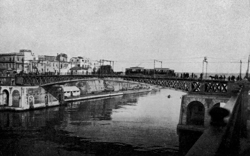 Taranto, suljettu kääntösilta ja vanhakaupunki (valkoinen kuva) tekijältä Italian Photographer