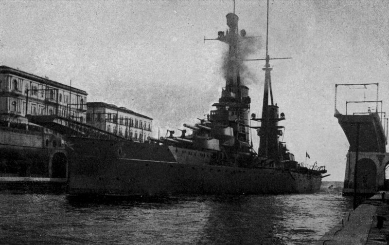 Taranto, R Nave Duilio purjehduskelpoisen kanavan läpi (valkoinen kuva) tekijältä Italian Photographer