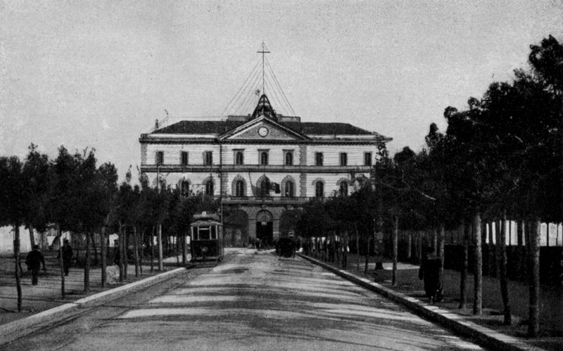 Taranto, Viale R Arsenale Marittimo (valkoinen kuva) tekijältä Italian Photographer