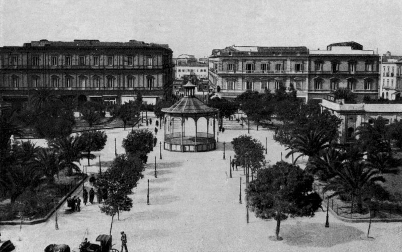 Taranto, Villa Garibaldi ja harmoninen laatikko (b/w kuva) tekijältä Italian Photographer