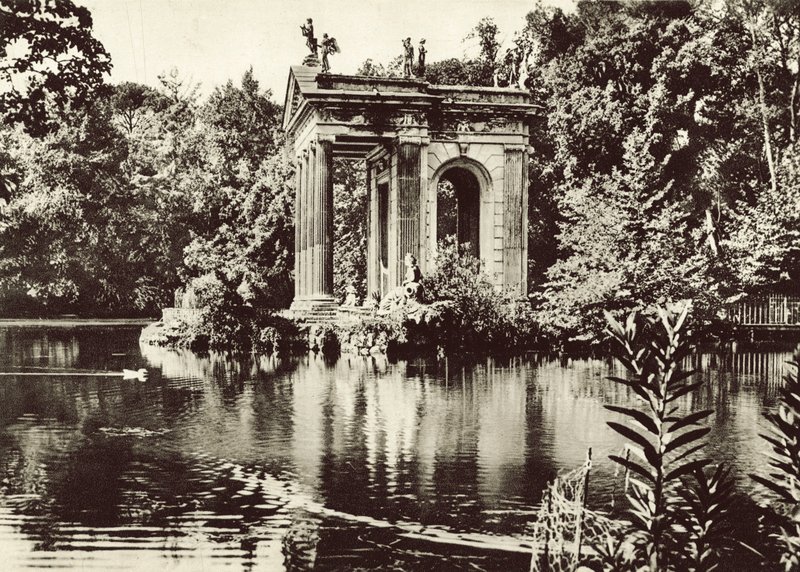 Temppeli Borghese Villan järvellä tekijältä Italian Photographer
