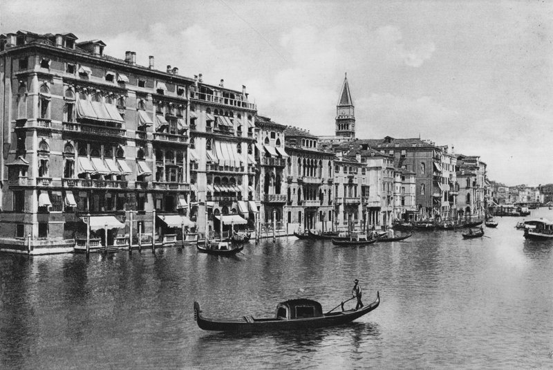 Venetsia, Canal Grande ja hotellit (valkoinen kuva) tekijältä Italian Photographer