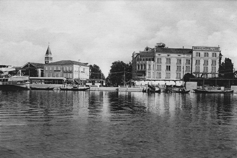 Venetsia, Lido, Imbarcadero ja Grand Hotel Lido (valkoinen kuva) tekijältä Italian Photographer