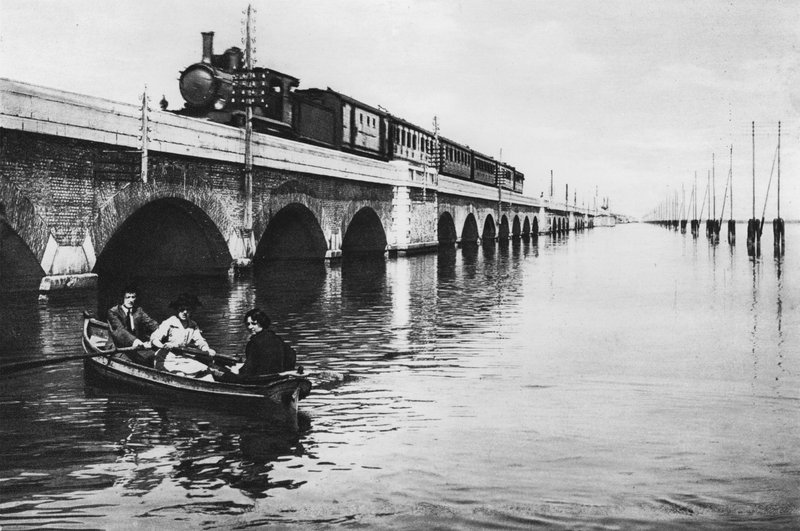 Venetsia, Rautatiesilta (b/w kuva) tekijältä Italian Photographer