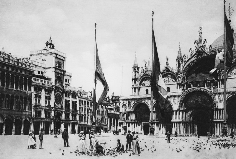 Venetsia, kellotorni ja S Marcon kirkko (valkoinen kuva) tekijältä Italian Photographer