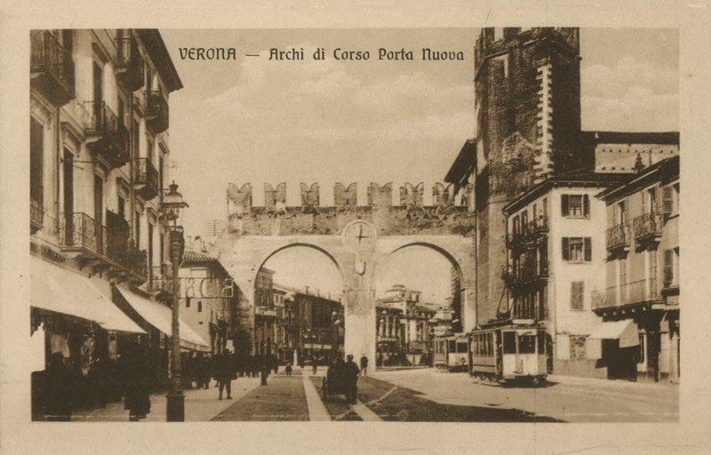 Verona: Corso Porta Nuovan kaaret (s/w kuva) tekijältä Italian Photographer