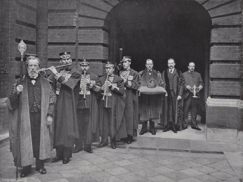 Vaalipäivä Girdlers Hallissa, Kruununkulkue tekijältä J. Benjamin Stone