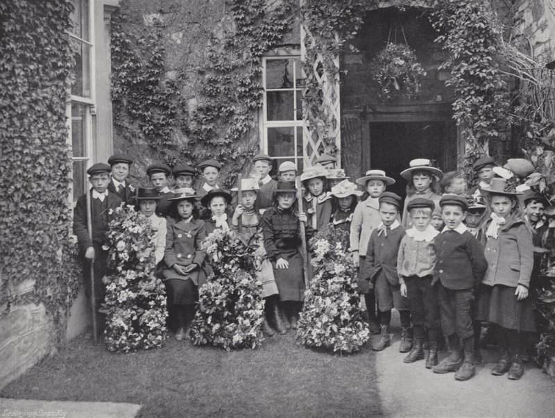 Seppelepäivä Abbotsburyssa, Children with Garlands tekijältä J. Benjamin Stone