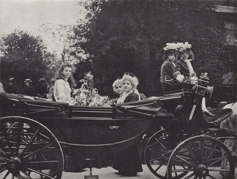 Knutsfordin vappujuhla, Queen ja Attendantit tekijältä J. Benjamin Stone