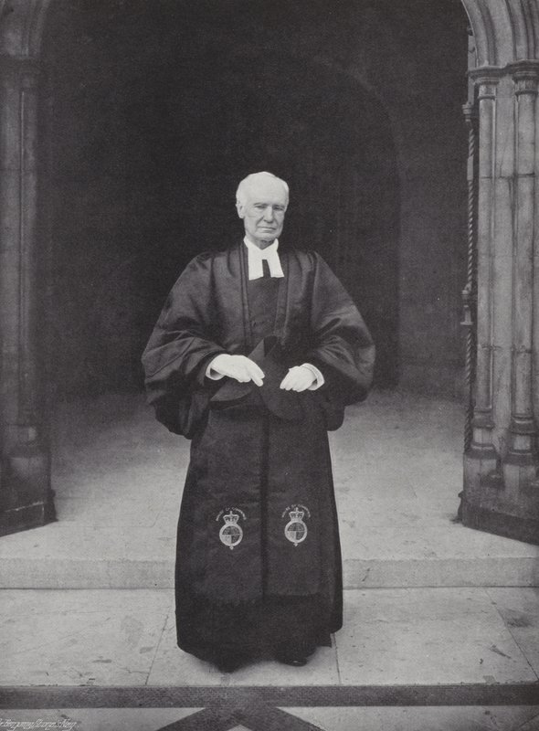 Alahuoneen kappalainen, arkkidiakoni Wilberforce (m/v kuva) tekijältä J. Benjamin Stone