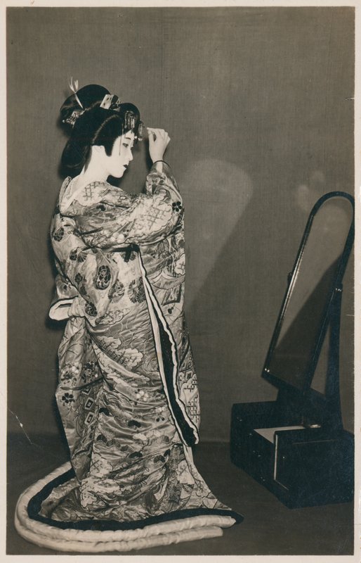 Kimonoon pukeutunut nainen tekijältä Japanese Photographer