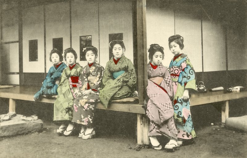 Ryhmä japanilaisia naisia, luultavasti geisha tekijältä Japanese Photographer