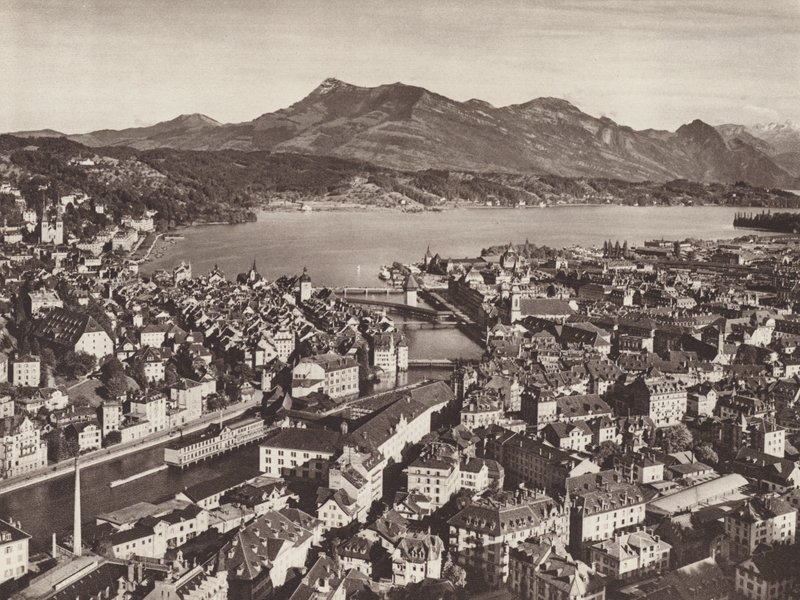 Sveitsi: Luzern, Gutschista, näkymä järvelle ja Rigille (m/v kuva) tekijältä Jean Gaberell