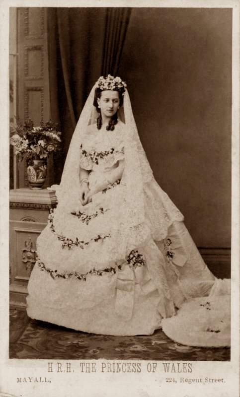 Tanskan prinsessa Alexandra hääpuvussaan avioliittoon Walesin prinssin, tulevan kuninkaan Edward VII:n kanssa tekijältä John Jabez Edwin Paisley (after) Mayall