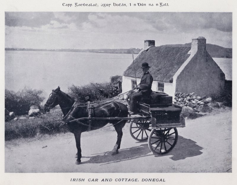 Irlantilainen auto ja mökki, Donegal (m/w kuva) tekijältä Karl Karlovich Piratsky