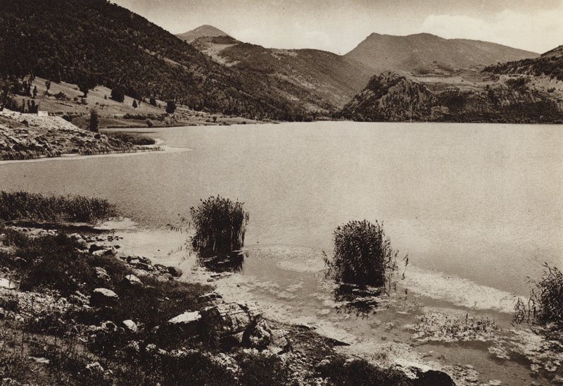 Italia: Scanno-järvi, Abruzzi (valkoinen kuva) tekijältä Kurt Hielscher