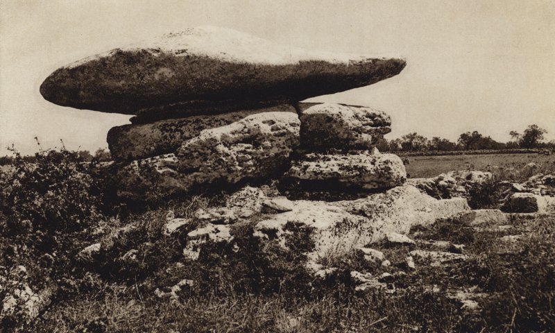 Itàlia: Minervino di Lecce, Dolmen (foto b/n) finlandès tekijältä Kurt Hielscher