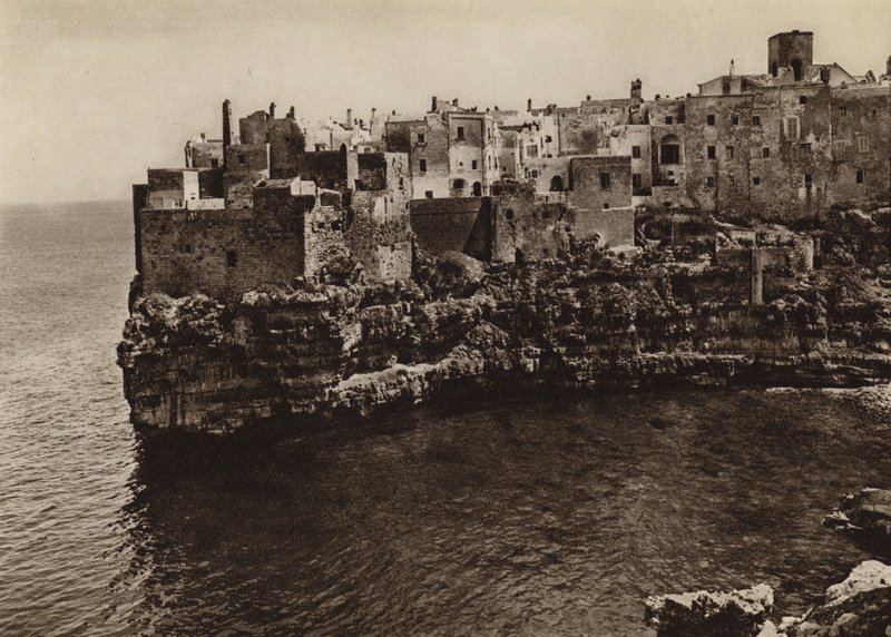Italia: Polignano a Mare, Puglie (valkoinen kuva) tekijältä Kurt Hielscher
