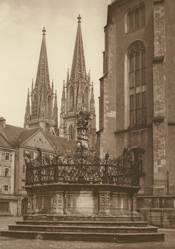 Regensburg, suihkulähde vuodelta 1721 Neupfarrplatzilla ja katedraalin tornit; Regensburg, The Fountain (1721) "Neupfarr Platzilla" ja katedraali (m/v kuva) tekijältä Kurt Hielscher