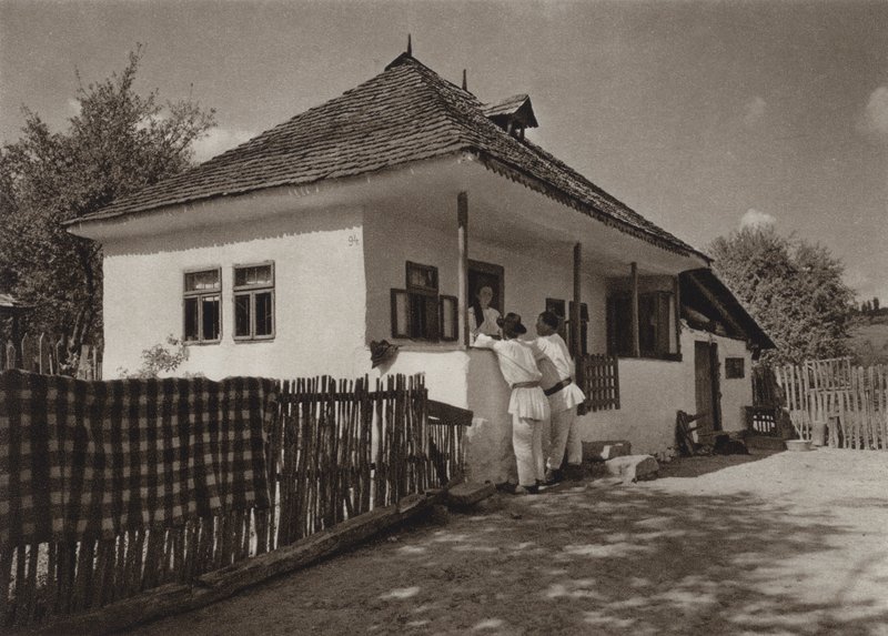Romania: Voinesti, Talonpojan talot (m/w kuva) tekijältä Kurt Hielscher