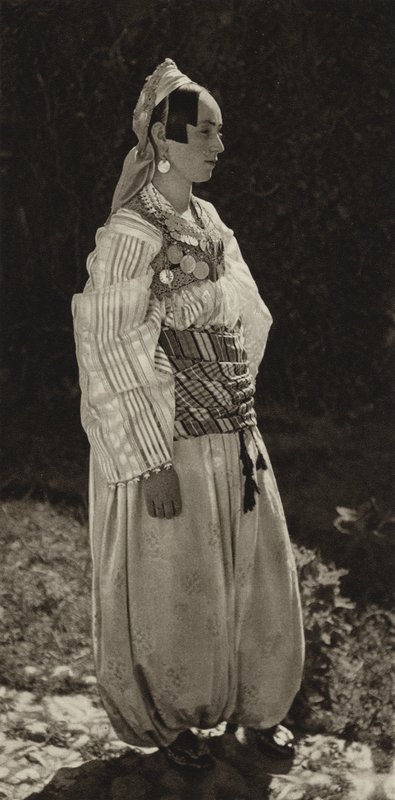 Jugoslavia: Prizren, Naiset kansallispuvussa (m/w kuva) tekijältä Kurt Hielscher