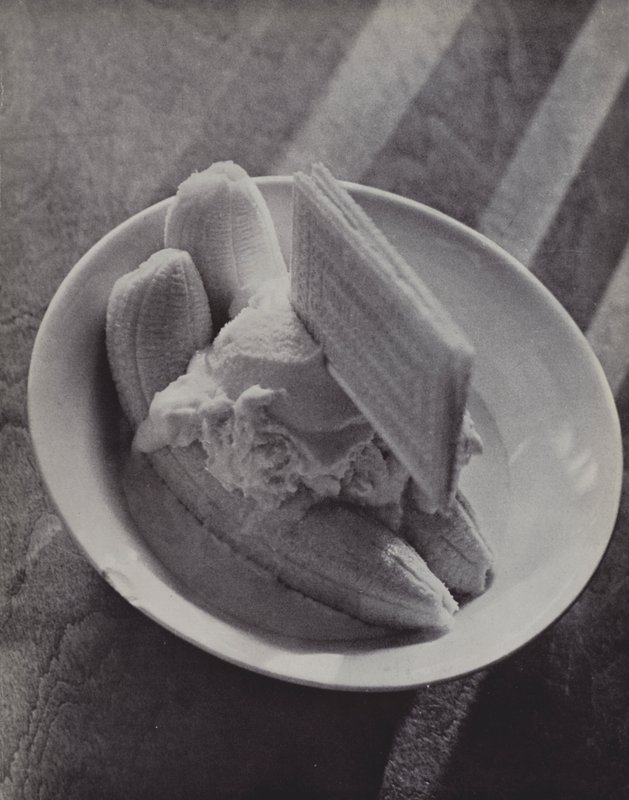 Banaanisotku, Etonin kaviaari (m/w kuva) tekijältä Laszlo Moholy Nagy
