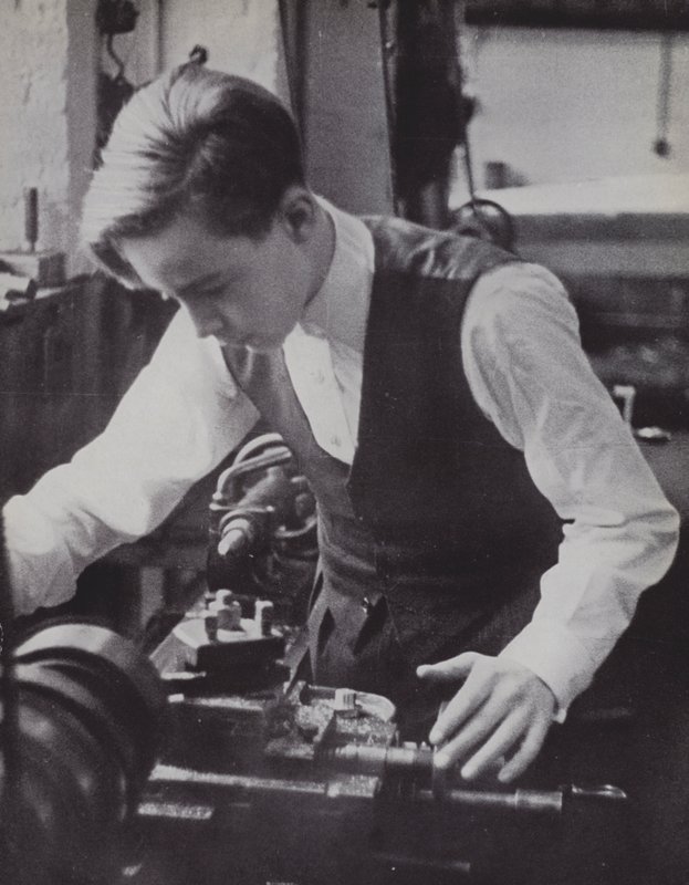 School of Mechanics, Eton (m/w kuva) tekijältä Laszlo Moholy Nagy