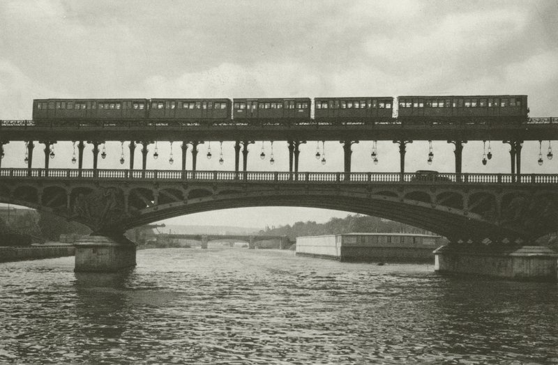 Pariisi: Pont de Passy (m/w kuva) tekijältä Mario Bucovich