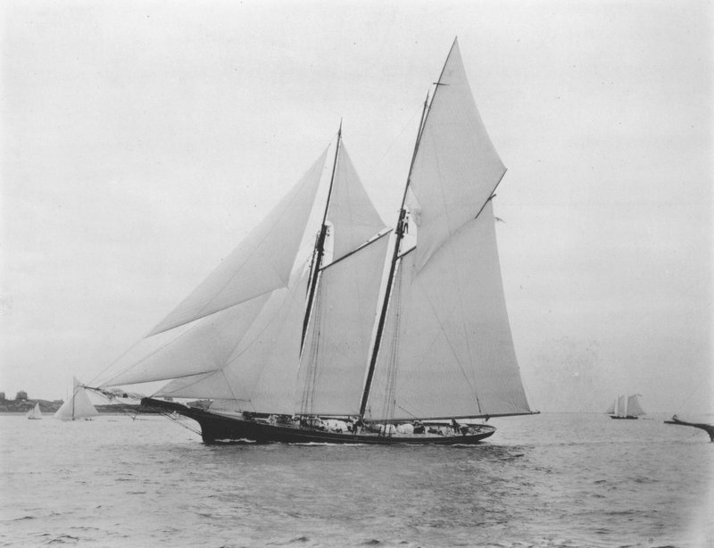 Yacht, Gitana bw kuva tekijältä Nathaniel Livermore Stebbins