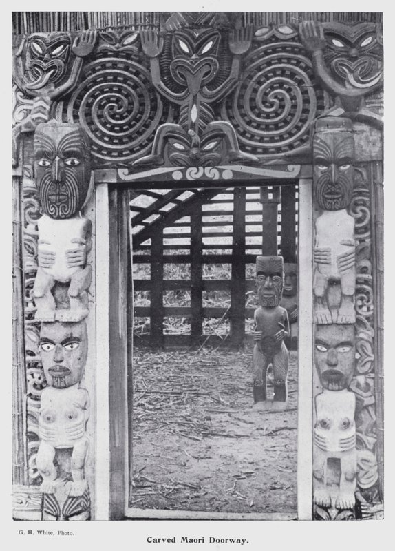 New Plymouth, Uusi-Seelanti: Carved Maori Doorway (m/w kuva) tekijältä New Zealand Photographer