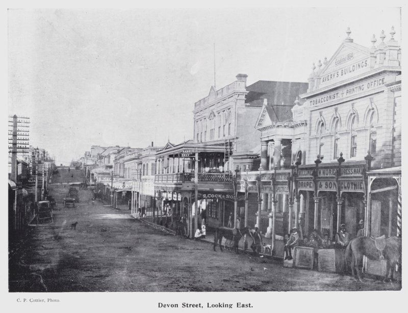 New Plymouth, Uusi-Seelanti: Devon Street, Looking East (m/w kuva) tekijältä New Zealand Photographer