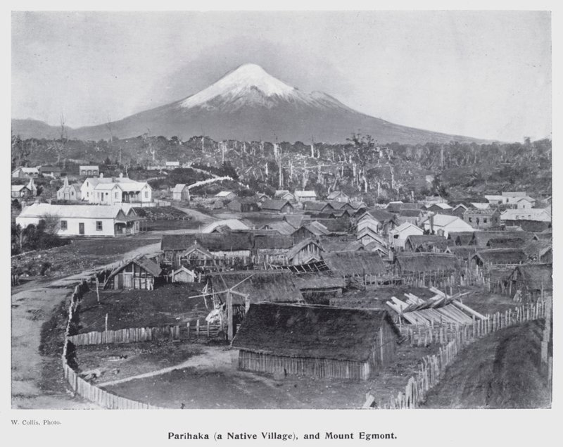 New Plymouth, Uusi-Seelanti: Parihaka, syntyperäinen kylä ja Mount Egmont (m/v kuva) tekijältä New Zealand Photographer