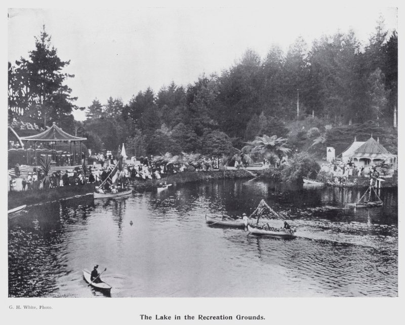 New Plymouth, Uusi-Seelanti: Lake in the Recreation Grounds (m/w kuva) tekijältä New Zealand Photographer