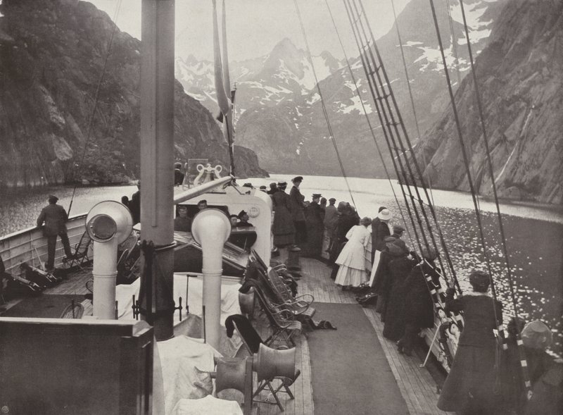 Tourist Steamer Trold Fjordissa tekijältä Norwegian Photographer
