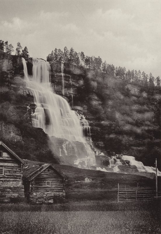 Tvindefos (m/w kuva) tekijältä Norwegian Photographer