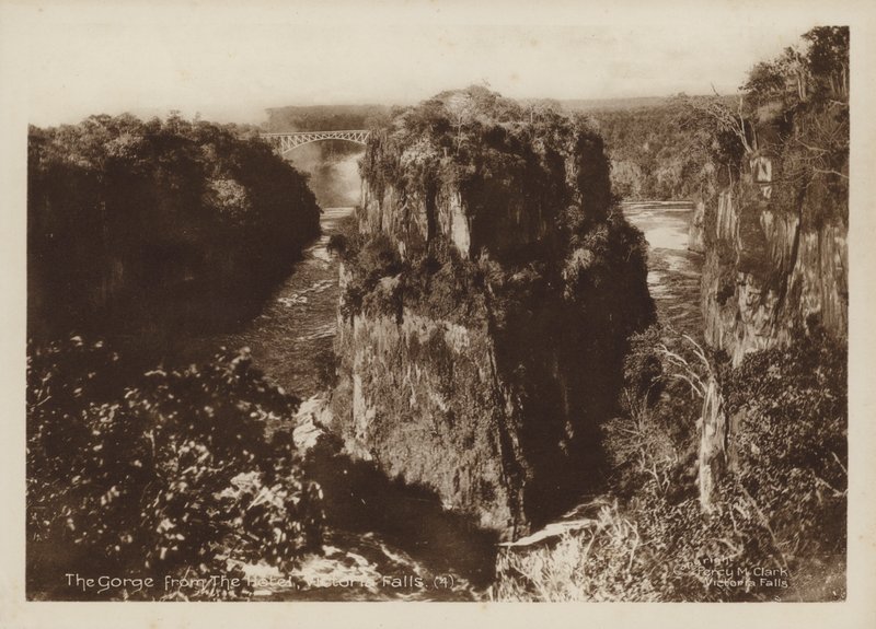 Gorge hotellista, Victoria Falls (m/w kuva) tekijältä Percy M. Clark