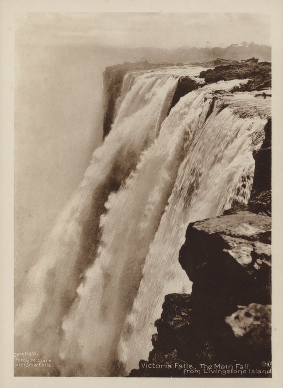 Victoria Falls, Main Fall Livingstone Islandilta (m/w kuva) tekijältä Percy M. Clark