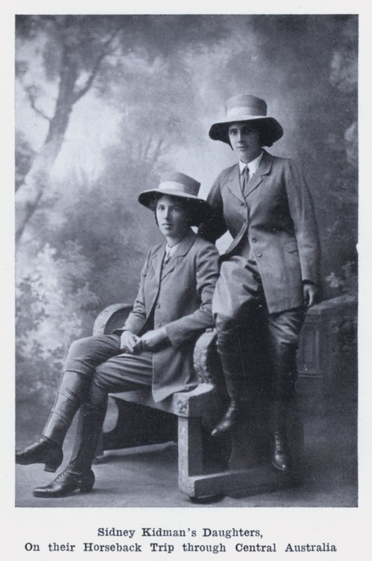 Sidney Kidmanin tyttäret hevosmatkalla Keski-Australiassa (s/w-kuva). tekijältä Photographer Australian