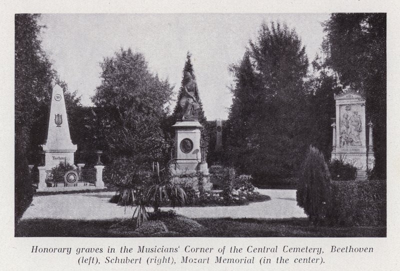 Kunniahaudat keskushautausmaan muusikoiden kulmassa, Beethoven (vas.), Schubert (oikealla), Mozartin muistomerkki (keskellä) (m/v kuva) tekijältä Photographer Austrian