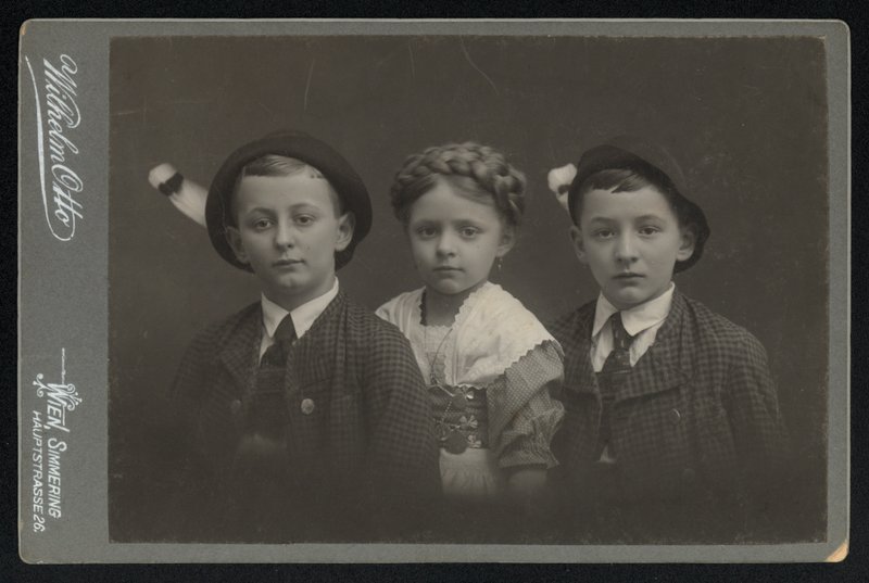 Kolmen itävaltalaisen lapsen muotokuva (m/w kuva) tekijältä Austrian Photographer
