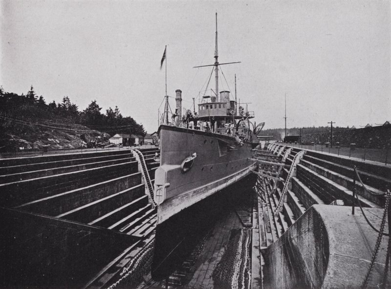HMS "Flora", Dockissa, Esquimaltissa, Brittiläisessä Kolumbiassa (m/v kuva) tekijältä Photographer Canadian