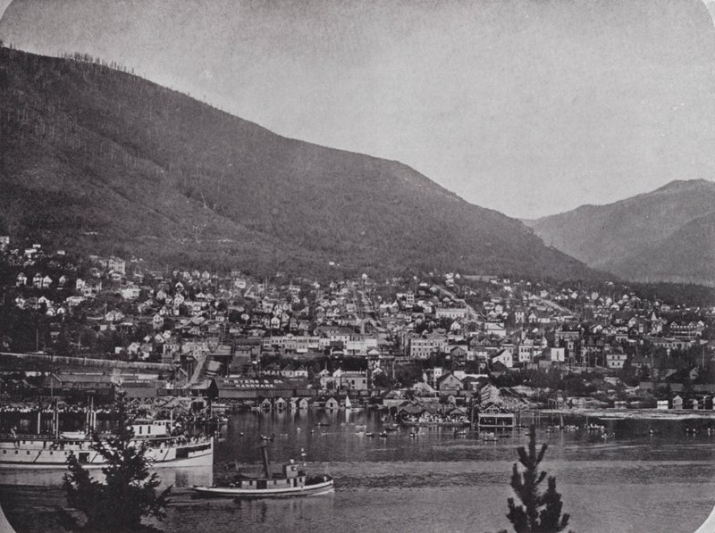 Nelson, Kootenay-joen toiselta puolelta (m/w kuva) tekijältä Photographer Canadian