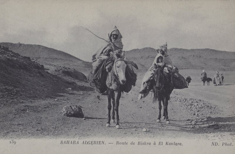Matkustajat Algerian Saharassa tiellä Biskrasta El Kantaraan (m/v kuva) tekijältä Photographer French