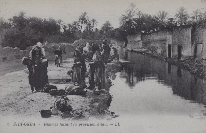 Naiset keräämässä vettä Sidi-Okbassa, Algeriassa (m/w kuva) tekijältä Photographer French